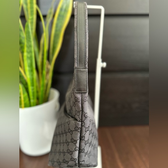 βSOLDβ Authentic Gucci Canvass Shoulder Bag - Picture 10 of 16